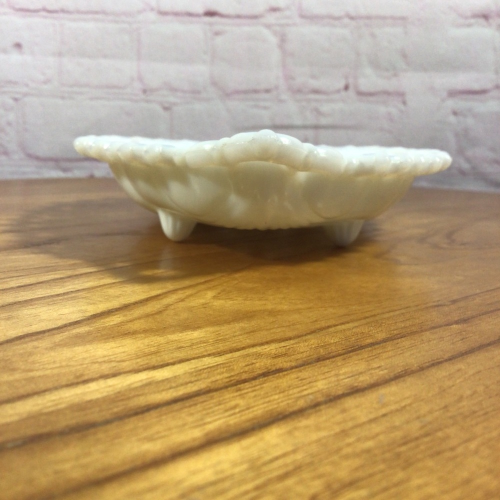 Vintage Westmoreland White Milk Glass Shell Shaped Lace Edge Footed Dish - Picture 4 of 7